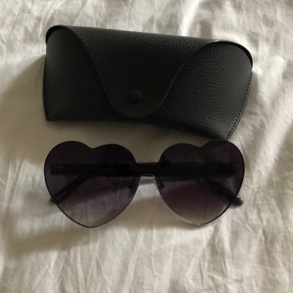 Diff Heart Sunglasses 🖤